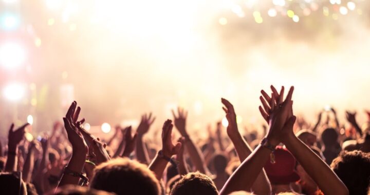 Personen klatschen bei einem Konzert oder einer Party
