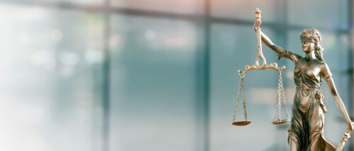 Kleine Bronzestatue von Justitia mit Waage und Schwert