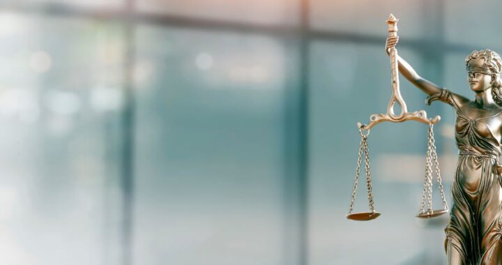 Kleine Bronzestatue von Justitia mit Waage und Schwert