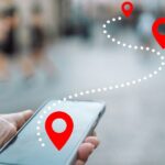 Person hält Handy zur Navigation