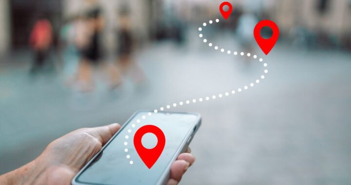 Person hält Handy zur Navigation