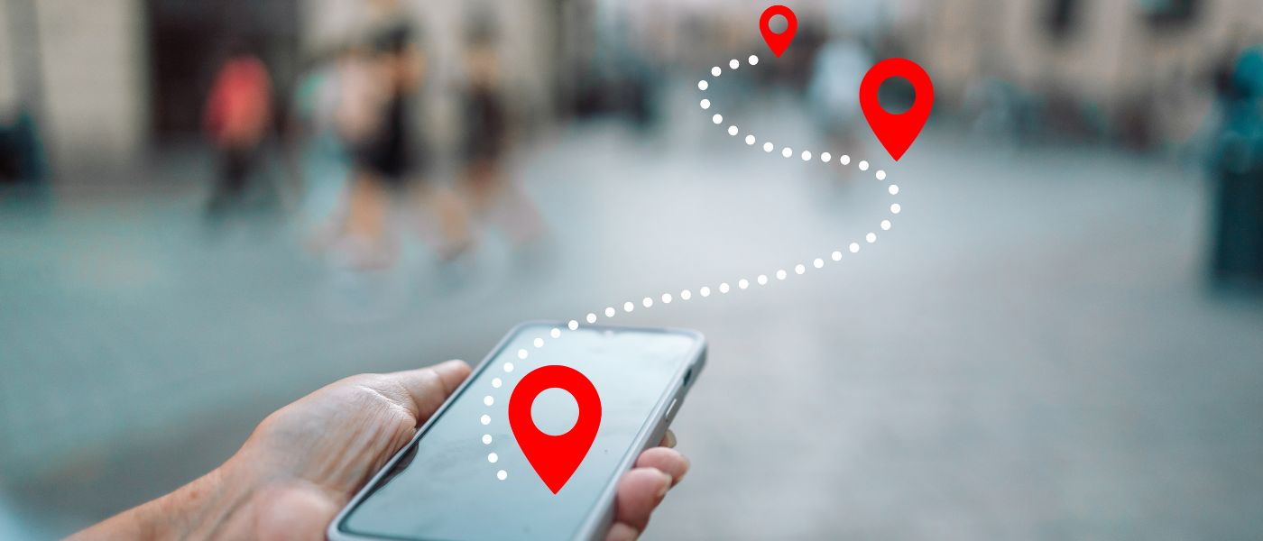 Person hält Handy zur Navigation