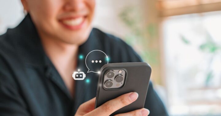 Person hat ein Handy in der Hand und Robotersymbol stellt dar, dass die Person mit einem Chatbot schreibt