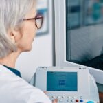 Mann macht Hörtest, den eine Frau steuert