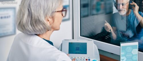 Mann macht Hörtest, den eine Frau steuert