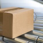 Paket läuft über Rollband