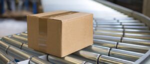Paket läuft über Rollband