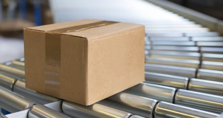 Paket läuft über Rollband