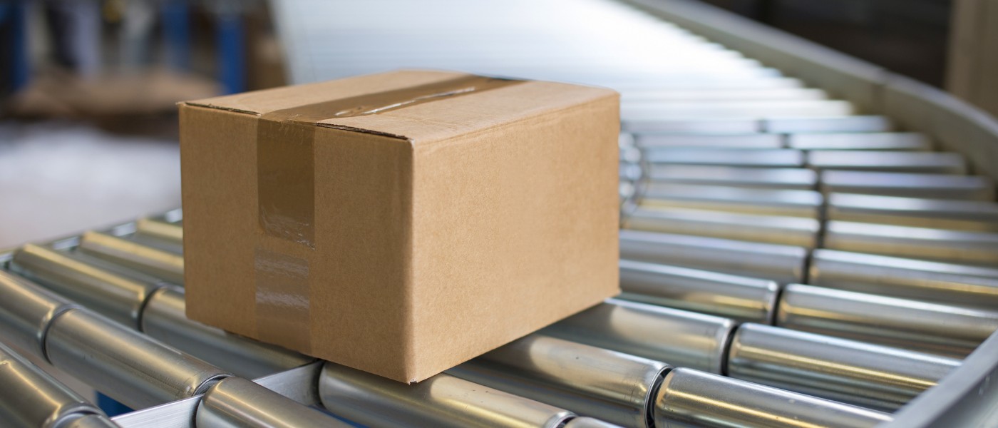 Paket läuft über Rollband