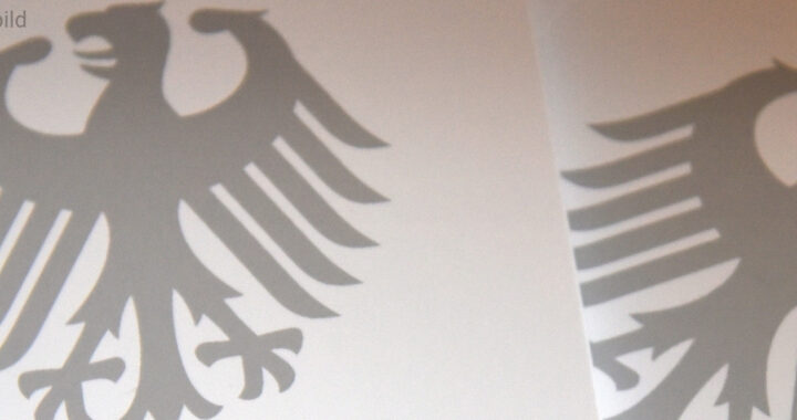 Bundesadler auf Dokument