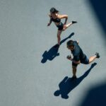 Zwei Personen joggen auf der Straße, Blick von oben