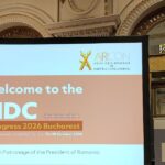 Bildschirm zeigt Willkommensfolie zur Tagung der Liga 2026 in Bukarest